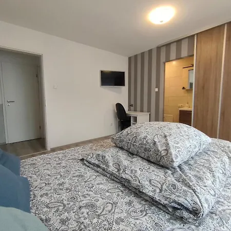1 Mit Eigenem Bad & Toilette Apartment *