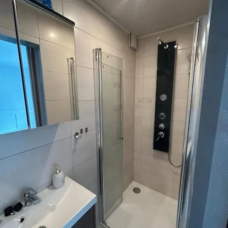 1 Mit Eigenem Bad & Toilette Apartment *